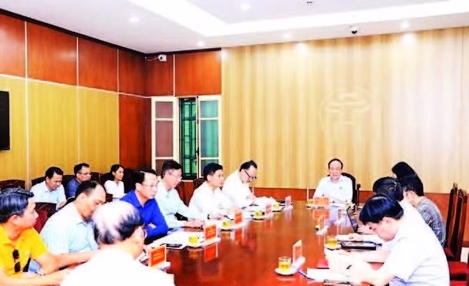 Đồng chí Nguyễn Ngọc Tuấn, Chủ tịch Hội đồng nhân dân thành phố Hà Nội tiếp công dân. (Ảnh: QUỐC TOẢN)