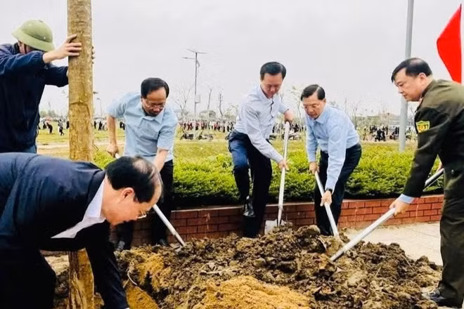 Đồng chí Bí thư Tỉnh ủy Hà Tĩnh cùng đông đảo các tầng lớp nhân dân trên địa bàn phường Sông Trí tham gia trồng cây xanh, góp phần cải tạo cảnh quan môi trường.