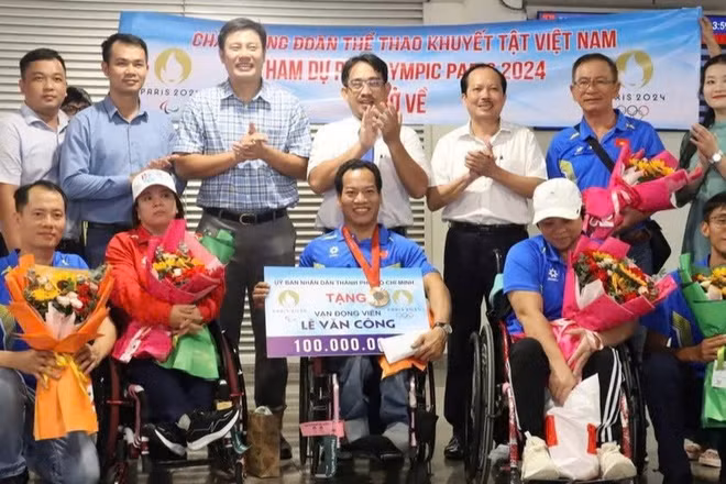 Lãnh đạo Sở Văn hóa và Thể thao Thành phố Hồ Chí Minh đón lực sĩ Lê Văn Công đoạt Huy chương đồng Paralympic Paris 2024.