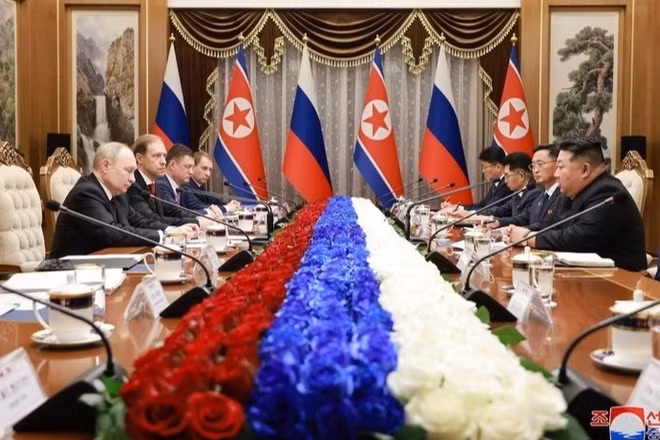 Ngày 19/6/2024, Tổng thống Nga Vladimir Putin và nhà lãnh đạo Triều Tiên Kim Jong Un đã ký hiệp ước về quan hệ đối tác chiến lược toàn diện giữa hai nước. (Ảnh: Yonhap/TTXVN)