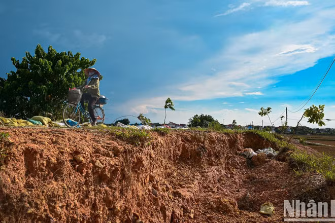 Đê bối dẫn vào thôn Đồng Đạo, xã Hợp Thịnh (Bắc Ninh) bị nước lũ khoét sâu làm hỏng cả phần bê tông.