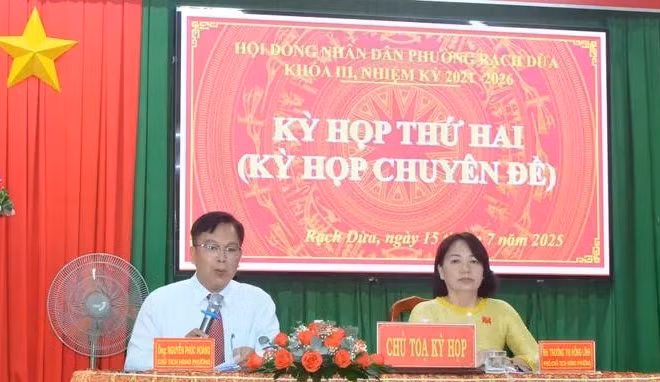Chủ tọa kỳ họp điều hành phần thảo luận nội dung các nghị quyết.