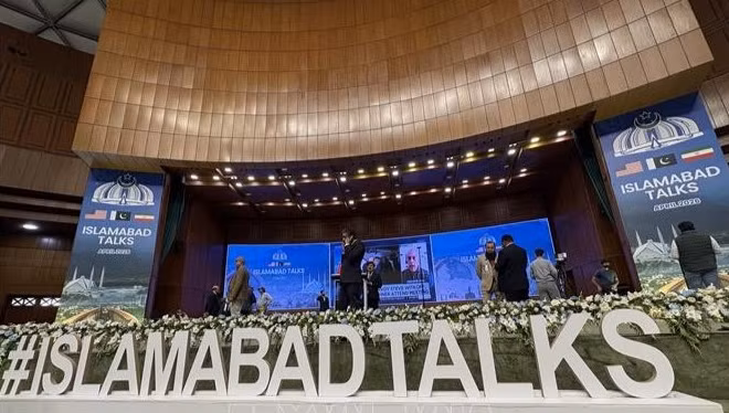 Pano thông báo về cuộc đàm phán Mỹ và Iran tại trung tâm báo chí ở Islamabad, Pakistan ngày 11/4/2026. (Ảnh minh họa: THX/TTXVN)