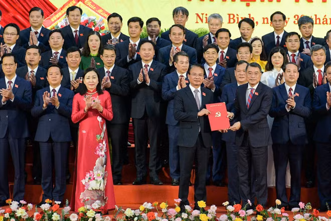 Đồng chí Lê Minh Hưng, Ủy viên Bộ Chính trị, Bí thư Trung ương Đảng, Trưởng Ban Tổ chức Trung ương trao Quyết định của Bộ Chính trị chỉ định đồng chí Đặng Xuân Phong, Ủy viên Trung ương Đảng, Bí thư Tỉnh ủy Phú Thọ giữ chức vụ Bí thư Tỉnh ủy Ninh Bình nhiệm kỳ 2025-2030.