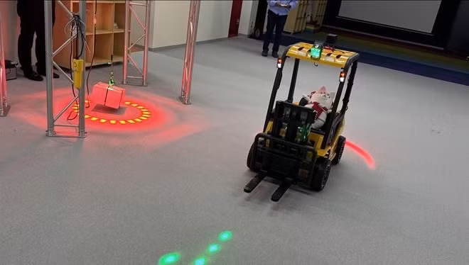Ứng dụng đèn HoloLight trong bảo đảm an toàn lao động tại kho xưởng. (Ảnh: Phạm Tuân/PV TTXVN tại Nhật Bản)