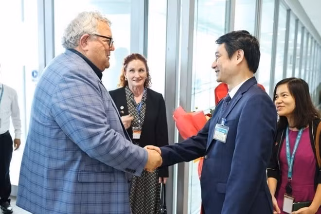 Thứ trưởng Ngoại giao Lê Anh Tuấn đón Chủ tịch Quốc hội New Zealand Gerry Brownlee tại sân bay quốc tế Nội Bài. (Ảnh: TTXVN) 