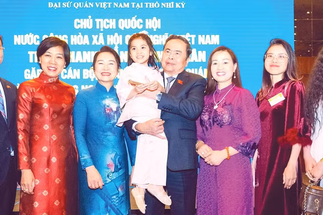 Chủ tịch Quốc hội Trần Thanh Mẫn và Phu nhân cùng Đoàn đại biểu cấp cao Việt Nam với cộng đồng người Việt Nam tại Thổ Nhĩ Kỳ. (Ảnh PHẠM THẮNG)