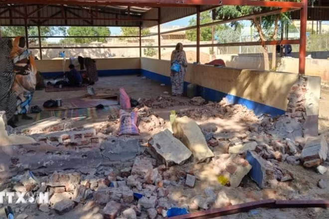 Một bệnh viện bị hư hại sau cuộc giao tranh giữa Các lực lượng vũ trang Sudan (SAF) và Lực lượng Hỗ trợ Nhanh (RSF) bán quân sự tại thành phố El Fasher, bang Bắc Darfur. (Ảnh: THX/TTXVN)