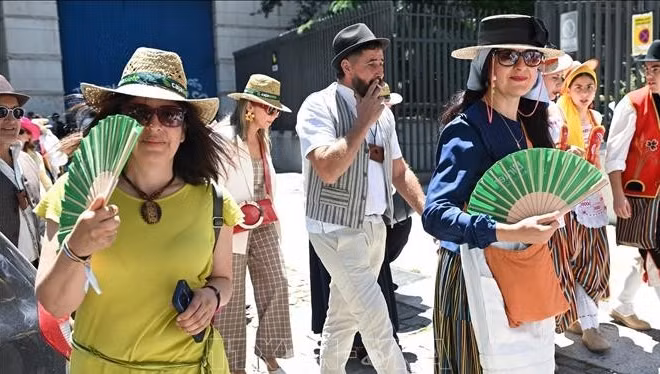 Người dân di chuyển dưới thời tiết nắng nóng ở Madrid, Tây Ban Nha, ngày 24/5/2026. (Ảnh: THX/TTXVN)