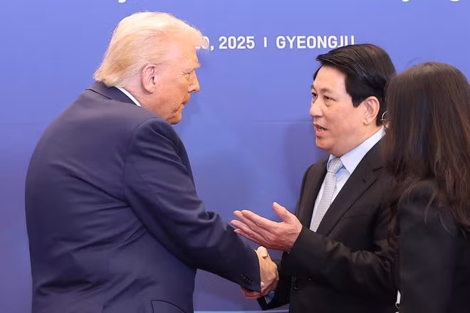 Chủ tịch nước Lương Cường với Tổng thống Hoa Kỳ Donald Trump. (Ảnh: LÂM KHÁNH/TTXVN)