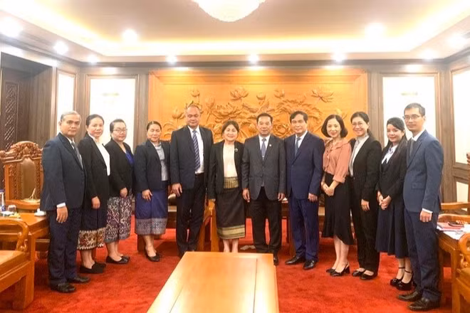 Các đại biểu chụp ảnh kỷ niệm.