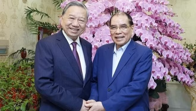 Tổng Bí thư Tô Lâm tới thăm hỏi, chúc Tết nguyên Tổng Bí thư Nông Đức Mạnh. (Ảnh: TTXVN)