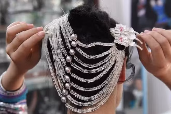 Phụ nữ dân tộc Miêu, Trung Quốc thường đeo những món trang sức bạc được chế tác cầu kỳ để làm đẹp và thể hiện nét văn hóa truyền thống của dân tộc mình. (Ảnh: Tân hoa xã)