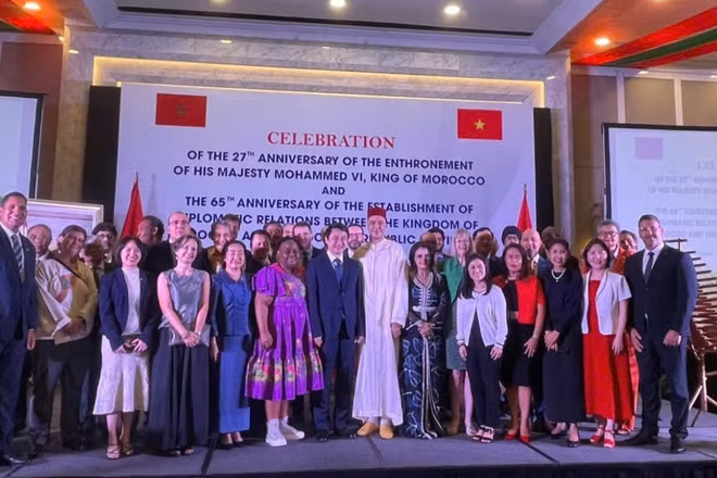 Các đại biểu dự buổi chiêu đãi kỷ niệm lần thứ 27 Ngày lên ngôi của Quốc vương Morocco Mohammed VI. (Ảnh: VŨ KIÊN)