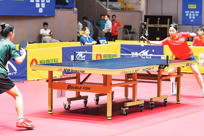 Chung kết đơn nữ giữa Bảo Hân (Quân đội 1) và Ngọc Hà (Hải Phòng 2). (Ảnh: THẾ ĐẠI)
