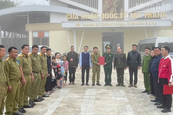 Các lực lượng chức năng tổ chức tiếp nhận hộ dân gồm 9 nhân khẩu là công dân xã Chiềng Khoong, tỉnh Sơn La.