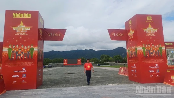 Tại tỉnh Cao Bằng, hoạt động "Cùng Việt Nam tiến bước" điểm cấp tỉnh diễn ra tại Quảng trường km5, phường Thục Phán.