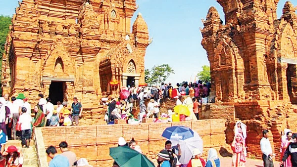 Tháp Pô Klong Garai, phường Đô Vinh, thành phố Phan Rang - Tháp Chàm (Ninh Thuận), được Thủ tướng Chính phủ công nhận Di tích quốc gia đặc biệt tháng 12/2016.