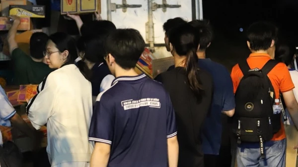 Người dân Thành phố Hồ Chí Minh chung sức đưa nhanh hàng cứu trợ tới miền trung