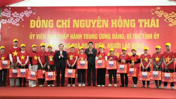 Đồng chí Nguyễn Hồng Thái, Bí thư Tỉnh ủy Bắc Ninh (áo đen bên phải) tặng quà cho đoàn viên, người lao động tại Công ty cổ phần May xuất khẩu Hà Phong.