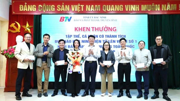 Ban Giám đốc Báo và Phát thanh, Truyền hình Bắc Ninh khen thưởng tập thể, cá nhân có thành tích xuất sắc trong phát triển bạn đọc báo Bắc Ninh điện tử.