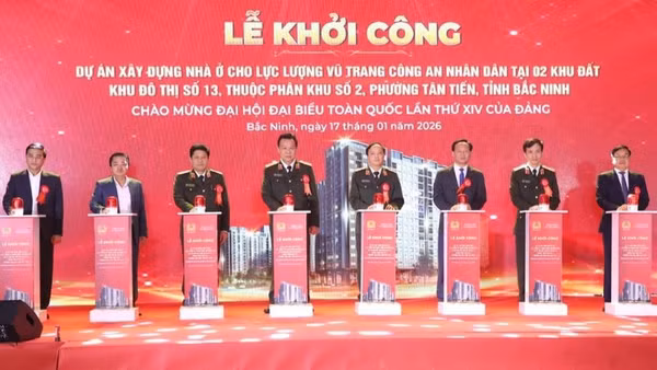 Các đại biểu nhấn nút khởi công dự án.