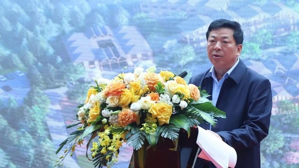 Bộ trưởng Xây dựng Trần Hồng Minh phát biểu ý kiến tại lễ khởi công xây dựng trường Phổ thông nội trú liên cấp tiểu học và trung học cơ sở xã Đình Phong, tỉnh Cao Bằng.