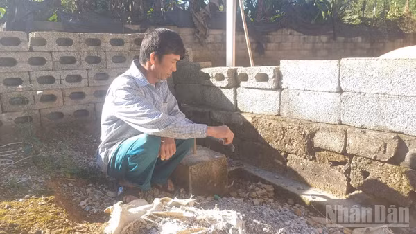 Trưởng xóm Bản Tiên, xã Trùng Khánh, tỉnh Cao Bằng bên vòi nước của công trình cấp nước sinh hoạt xóm Bản Tiên.