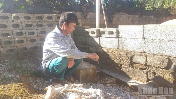 Trưởng xóm Bản Tiên, xã Trùng Khánh, tỉnh Cao Bằng bên vòi nước của công trình cấp nước sinh hoạt xóm Bản Tiên.