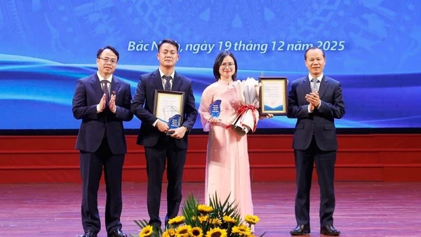 Trao thưởng cho các tác giả đạt giải Nhất Cuộc thi Khởi nghiệp đổi mới sáng tạo tỉnh Bắc Ninh năm 2025.