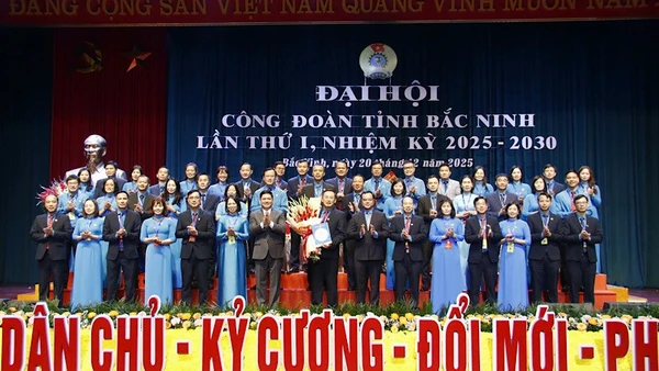 Ra mắt Ban chấp hành Liên đoàn lao động tỉnh Bắc Ninh tại Đại Hội.