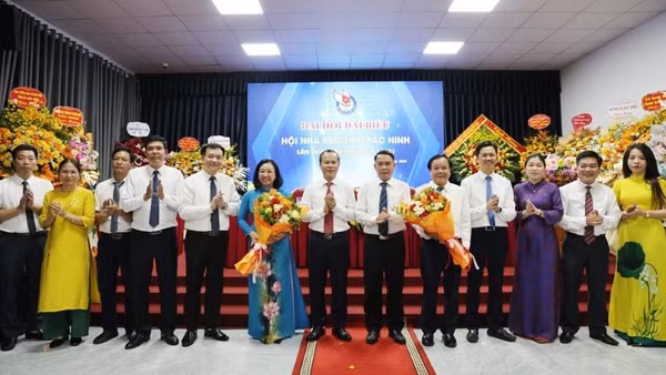 Đại diện lãnh đạo Trung ương Hội Nhà báo và lãnh đạo tỉnh Bắc Ninh chúc mừng Ban Chấp hành Hội nhà báo tỉnh Bắc Ninh nhiệm kỳ 2026-2031.