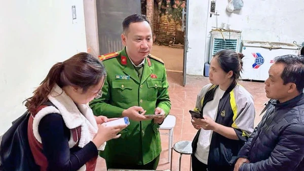 Công an Hà Nội tăng cường hướng dẫn người dân khai báo, làm sạch dữ liệu phương tiện và Giấy phép lái xe.