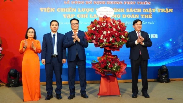 Lãnh đạo Tổng Liên đoàn Lao động Việt Nam tặng hoa chúc mừng Viện Chiến lược và Chính sách Mặt trận.