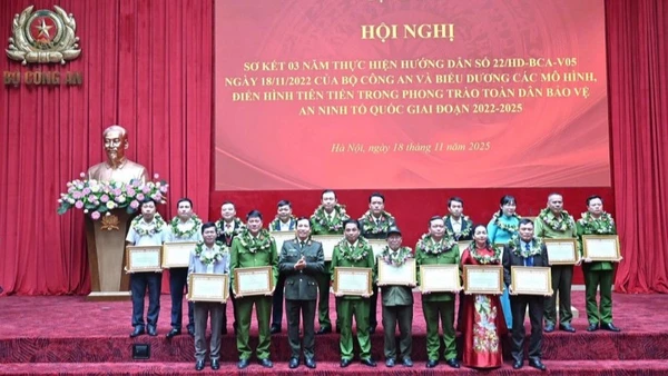 Thứ trưởng Lê Văn Tuyến trao Bằng khen của Bộ Công an tặng các cá nhân điển hình xuất sắc trong phong trào toàn dân bảo vệ an ninh Tổ quốc giai đoạn 2022-2025.