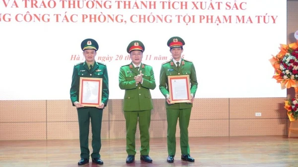 Thứ trưởng Nguyễn Văn Long trao Thư khen của Thủ tướng Chính phủ cho Cục Cảnh sát điều tra tội phạm về ma túy, Bộ Công an; Cục Phòng, chống ma túy và tội phạm, Bộ đội Biên phòng.