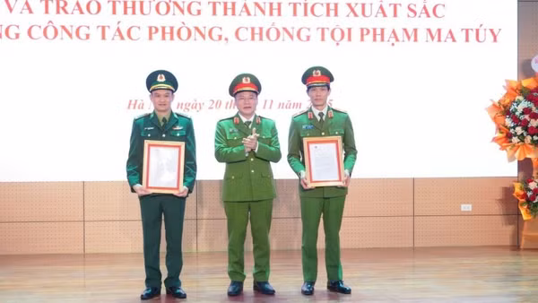 Thứ trưởng Nguyễn Văn Long trao Thư khen của Thủ tướng Chính phủ cho Cục Cảnh sát điều tra tội phạm về ma túy, Bộ Công an; Cục Phòng, chống ma túy và tội phạm, Bộ đội Biên phòng.