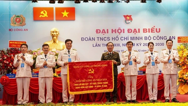 Thứ trưởng Trần Quốc Tỏ trao bức trướng của Đảng ủy Công an Trung ương tặng tuổi trẻ Công an nhân dân.