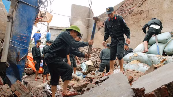 Trung đoàn Cảnh sát cơ động Thủ đô giúp nhân dân Ninh Bình khắc phục nhà cửa bị thiệt hại do lốc xoáy.