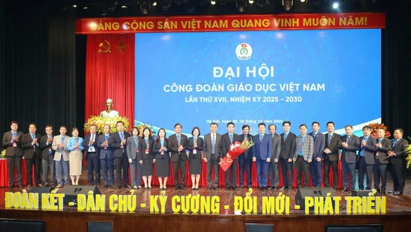 Ra mắt Ban chấp hành Công đoàn Giáo dục Việt Nam lần thứ XVII, nhiệm kỳ 2025-2030.