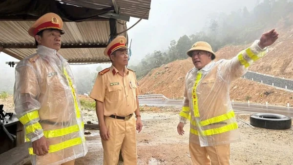 Cục Cảnh sát giao thông triển khai các biện pháp chủ động ứng phó bão số 13.