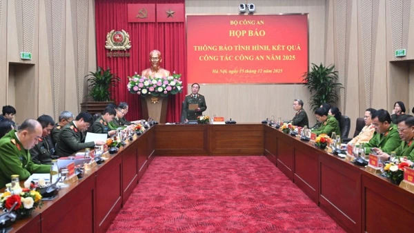 Thượng tướng Trần Quốc Tỏ chủ trì họp báo.