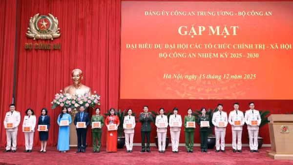 Bộ trưởng Lương Tam Quang tặng quà 15 đại biểu đại diện các đoàn đại biểu dự Đại hội các tổ chức chính trị-xã hội tại buổi gặp mặt. 