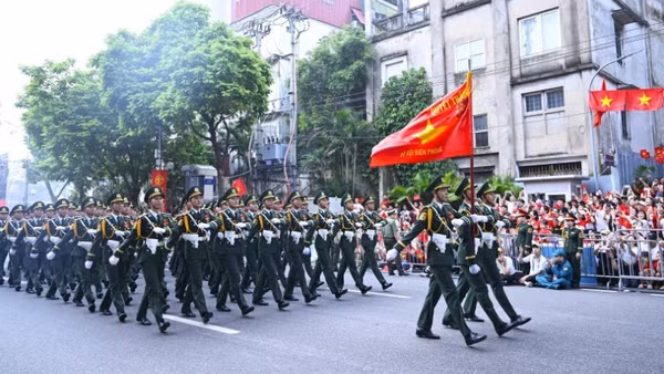 Đi giữa lòng nhân dân.