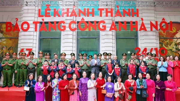 Đại diện lãnh đạo thành phố Hà Nội, đông đảo các tầng lớp nhân dân và học sinh Thủ đô dự lễ khánh thành.
