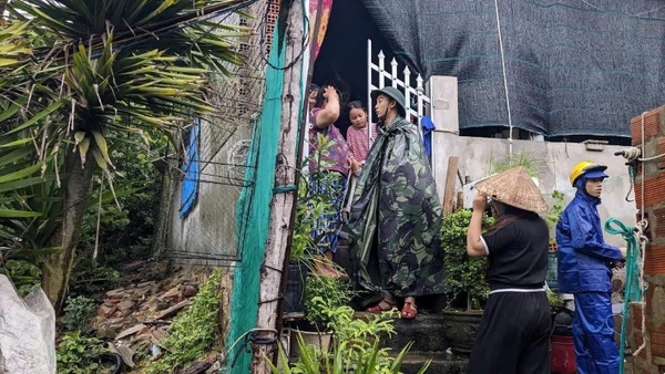 Cán bộ, chiến sĩ đến từng nhà dân đón bà con đi tránh, trú bão số 13.