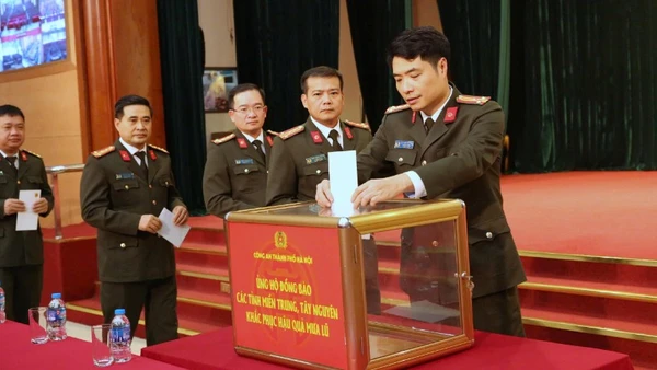 Công an Hà Nội phát động ủng hộ đồng bào miền trung- Tây nguyên bị thiệt hại do mưa lũ.