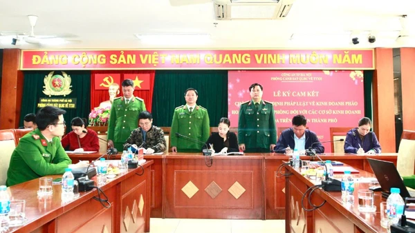 Đại diện cơ sở kinh doanh pháo hoa trên địa bàn Hà Nội ký cam kết với 5 nội dung cụ thể.