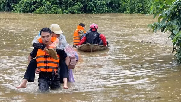 Công an các đơn vị, địa phương khắc phục hậu quả và hỗ trợ, giúp đỡ nhân dân sau bão số 10. (Ảnh: CÔNG AN TUYÊN QUANG)