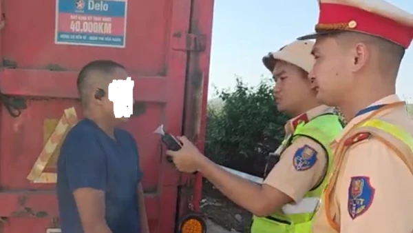 Lực lượng Cảnh sát giao thông kiểm tra nồng độ cồn tài xế.